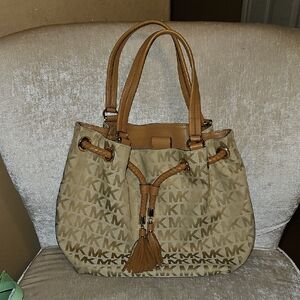 Michael Kors Large Tote In Beautiful Comdition
